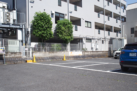 病院 裏に3台